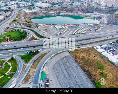 Drone aérien vue sur Istanbul Kartal Intersection de l'autoroute / Correspondance. Transports - Banque D'Images