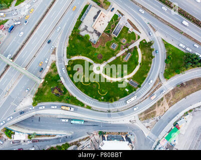 Drone aérien vue sur Istanbul Kartal Intersection de l'autoroute / Correspondance. Transports - Banque D'Images