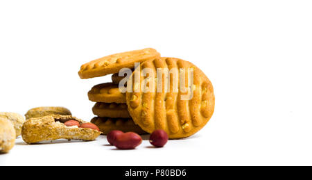 Biscuits aux arachides isolé sur fond blanc Banque D'Images