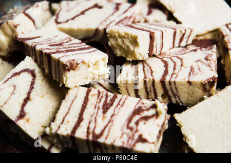 Et cacao halva pièces sur une plaque Vue de dessus Banque D'Images