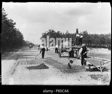 Nederlands : Beschrijving Aanleg van een asfaltweg Ongelokaliseerd. Documenttype foto Vervaardiger, Paul Guermonprez Collectie Collectie Paul Guermonprez Datering 1934 t/m 1937 http://archief.amsterdam/archief/10016 Afbeeldingsbestand Inventarissen 010016000079 générée avec Dememorixer . 1934 t/m 1937 304 Paul Guermonprez, Afb 010016000079 Banque D'Images