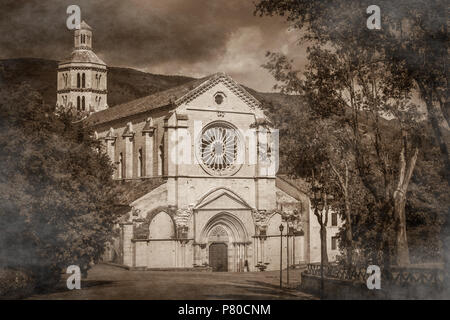 Voir l'abbaye de Fossanova foncé avec du brouillard dans le Latium, Italie Banque D'Images