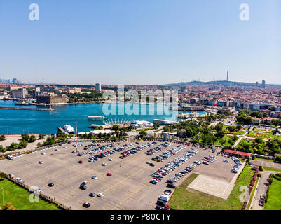 Vue aérienne de Kadikoy Drone Parking à Istanbul. Cityscape Banque D'Images