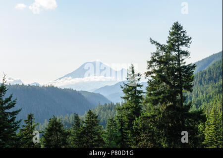 Le mont Rainier enveloppée de nuages Banque D'Images