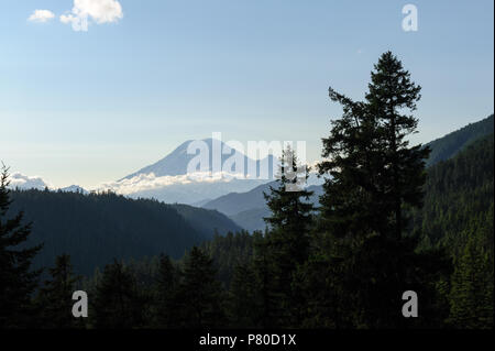 Le mont Rainier enveloppée de nuages Banque D'Images