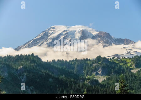 Le mont Rainier enveloppée de nuages Banque D'Images