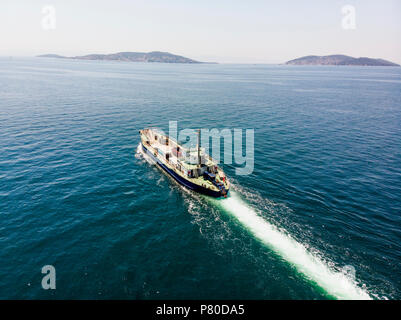 Vue aérienne de Drone Cargo transporter des véhicules pour l'île. Transports - Banque D'Images