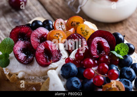 Les sandwichs au fromage à la crème avec des petits fruits d'été, petit-déjeuner sain Banque D'Images