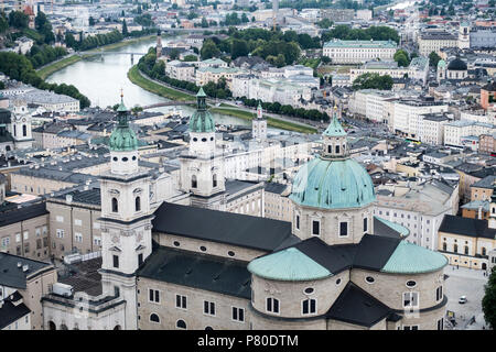 La ville de Salzbourg avec en premier plan la Cathédrale Banque D'Images