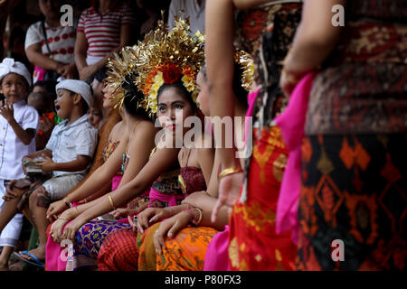 Tenganan, Indonésie - 30 juin 2018 : jeunes filles avec des robes-tête d'or dans le village de Tenganan, Bali au cours de l'Assemblée Perang Pandan festiva Banque D'Images