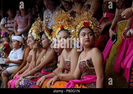 Tenganan, Indonésie - 30 juin 2018 : jeunes filles avec des robes-tête d'or dans le village de Tenganan, Bali au cours de l'Assemblée Perang Pandan festiva Banque D'Images