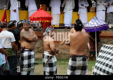 Tenganan, Indonésie - 30 juin 2018 : un groupe d'hommes parler et rire dans le village de Tenganan, Bali au cours de l'Assemblée Perang festival Pandan Banque D'Images