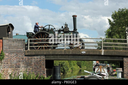 Un moteur de traction à vapeur pour traverser un canal, la Burrell traction à vapeur no 4037 traverse le canal Trent et Mersey à Marston près de Northwich. Banque D'Images