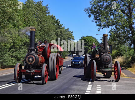 Deux moteurs de traction en tenant le trafic sur l'A49, dans le Cheshire, sur le parcours routier à vapeur inaugurale organisée par le moteur de traction du Lancashire Club. Banque D'Images