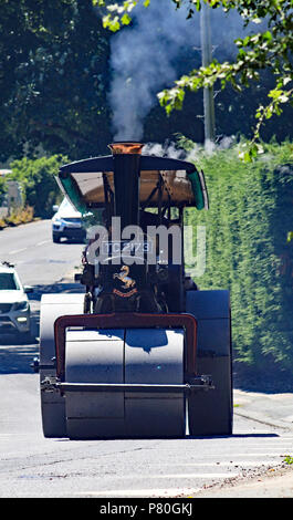 Une machine à vapeur travaille dur de se lever près de la colline de suie. C'est prendre part à un parcours routier organisé par le moteur de traction du Lancashire Club. Banque D'Images
