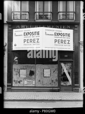 Nederlands : Beschrijving Rokin 116 In het pand komt de winkel van Perez Perzische Tapijten. Documenttype foto Vervaardiger, Paul Guermonprez Collectie Collectie Paul Guermonprez Datering 1934 t/m 1937 http://archief.amsterdam/archief/10016 Geografische naam Rokin Inventarissen Afbeeldingsbestand Dememorixer 010016000277 générée avec . 1934 t/m 1937 305 Paul Guermonprez, Afb 010016000277 Banque D'Images