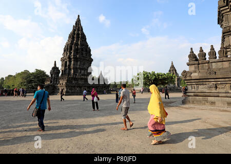 Jogjakarta, Indonésie - Juin 23, 2018 : les touristes se promener dans le temple hindou de Prambanan complexe, près de Jogyakarta Banque D'Images