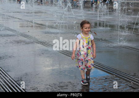 Cette petite fille est tellement adorable, t était impossble de ne pas prendre une photo d'elle. Elle était en marche et retour par la rue Fontaine. Banque D'Images