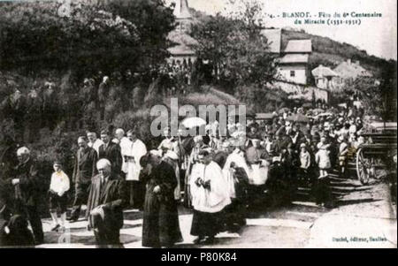 English : Procession démarrant de l'église Saint-Andoche-et-Saint-Thyrse de Blanot, en la Fête-Dieu (1931). 1931 Procession 321 Blanot1 Banque D'Images