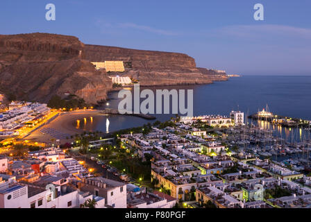 Vue sur la station balnéaire de Puerto de Mogan au crépuscule Banque D'Images