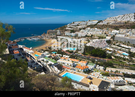 Vue sur la station balnéaire de Puerto Rico sur l'île canarienne de Gran Canaria, Espagne Banque D'Images