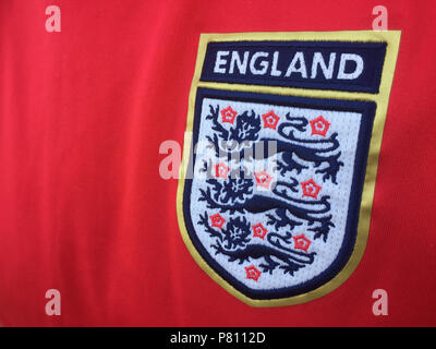 Londres, UK - 8 juillet 2018 : Angleterre de football shirt rouge avec l'emblème lions trois Banque D'Images