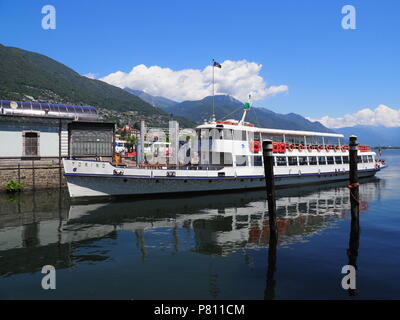 LOCARNO, SUISSE EUROPE sur Juillet 2017 : vapeur à aubes bateau amarré prêt pour une croisière à la promenade sur le Lac Maggiore alpin suisse de voyage en Europe Banque D'Images