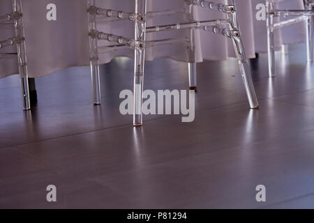 Chaises lumière transparente lors du banquet. Spécifique. Intérieur transparent en apesanteur Banque D'Images