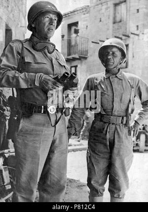 Anglais : le général George S. Patton Jr., et le Brigadier Général Théodore Roosevelt Jr., lors de l'invasion de la Sicile, Italie . 1943 Roosevelt 336 Patton Banque D'Images