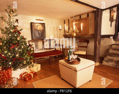 Arbre de Noël dans la petite salle de séjour Banque D'Images