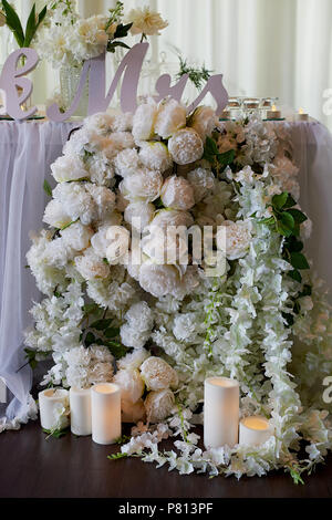 Guirlande de fleurs roses en forme de pin se bloque à partir de la table. Décoration de mariage,art floral Banque D'Images