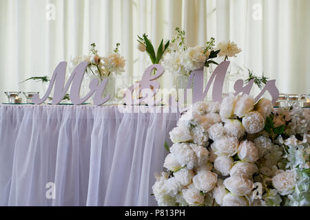 Guirlande de fleurs roses en forme de pin se bloque à partir de la table. Décoration de mariage,art floral Banque D'Images