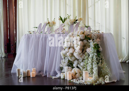 Guirlande de fleurs roses en forme de pin se bloque à partir de la table. Décoration de mariage,art floral Banque D'Images