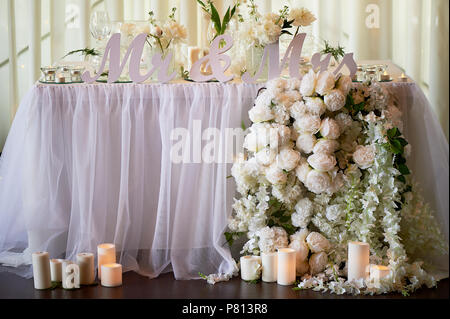 Guirlande de fleurs roses en forme de pin se bloque à partir de la table. Décoration de mariage,art floral Banque D'Images