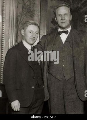 Anglais : le violoniste et compositeur hongrois Zoltán Székely et chanteuse d'opéra russe Feodor Chaliapine. Photographie de 1931 . 1931 SzekelyChaliapin 360 Banque D'Images