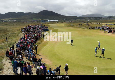 Regarder la foule l'Irlande du Nord Rory McIlroy sur le 11e vert pendant quatre jours du Dubai Duty Free de l'Irish Open à Ballyliffin Golf Club. Banque D'Images