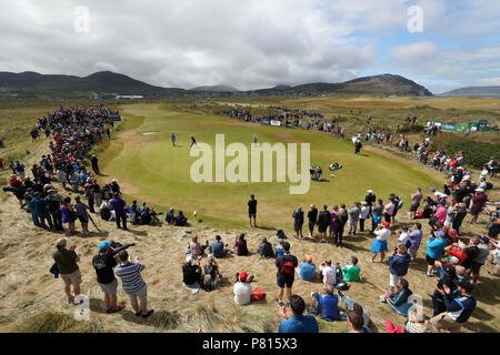 La foule regarder l'Irlande du Nord de l'Angleterre et Rory McIlroy sur le Rai Aaron green 11e jour durant quatre des Dubai Duty Free de l'Irish Open à Ballyliffin Golf Club. Banque D'Images