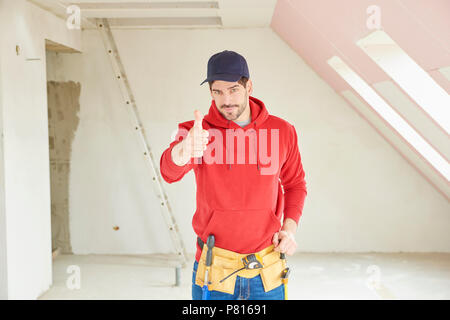 Portrait de jeune homme à l'article at construction site et donner le thums up. Banque D'Images