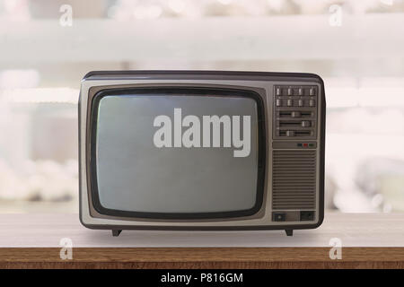 Vintage TV box sur table en bois avec l'arrière-plan flou. Banque D'Images