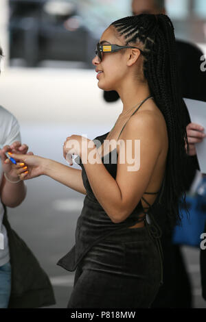 Singer Jorja Smith quitter BBC Radio One Studios après avoir effectué sur l'amour - Un salon doté d' Londres : Jorja Smith Où : London, Royaume-Uni Quand : 07 juin 2018 Source : WENN.com Banque D'Images