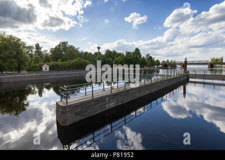 Vue de la rapides Tammerkoski, parcs et tour d'observation Näsinneula au centre-ville de Tampere en Finlande en été. Banque D'Images