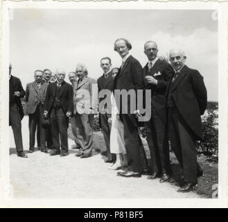 Gruppenbild, 3. von liens : Peter Debye, Niels Bohr, Albert Einstein hinter 3. von rechts : Auguste Piccard, Königin Elisabeth von Belgien 148 ETH-bib-Einstein, Albert (1876-1965), Königspaar-Portrait-Besuch beim belgischen Elevated View 10390-A Banque D'Images