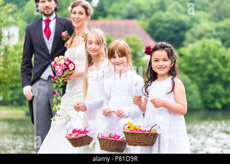 Les enfants d'honneur mariage avec panier de fleurs Banque D'Images