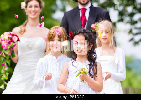 Couple de mariage et fleurs de douche de demoiselle Banque D'Images