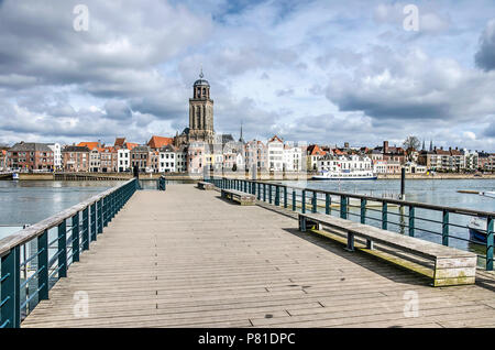 Le nouveau ferry pier à Deventer, Pays-Bas, construit sur l'emplacement de l'historique pont de bateaux, avec l'horizon de la ville en arrière-plan Banque D'Images