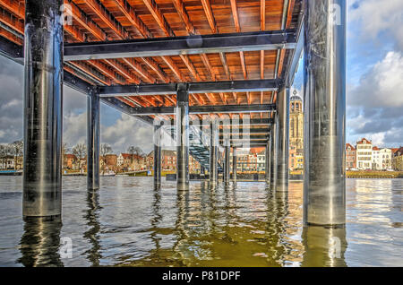 Vue sous le nouveau ferry pier à Deventer, Pays-Bas, construits pour le prix pour le projet de la rivière sur l'emplacement de l'irb ponton historique Banque D'Images