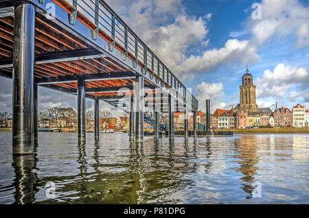 Faible sur la rivière IJssel, vers la ville de Deventer, Pays-Bas et le nouveau ferry pier, construit sur l'emplacement de l'historique pon Banque D'Images