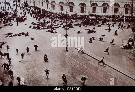 En Russie, la révolution a commencé le 1er mars 1917, au cours de l'insuffisance de nourriture à Petrograd (St. Petersburg). Le 11 mars, les troupes de la garnison de Petrograd ont été appelés à sortir de l'armée pour réprimer le soulèvement. Dans certains régiments, a ouvert le feu, tuant des manifestants, mais les manifestants gardés à la rue, et les soldats ont commencé à vaciller jusqu'à la commutation de l'armée de soutien à des manifestants, le gouvernement impérial a démissionné et un gouvernement provisoire a été établi. Trois jours plus tard, Nicholas a officiellement renoncé à son trône. Banque D'Images