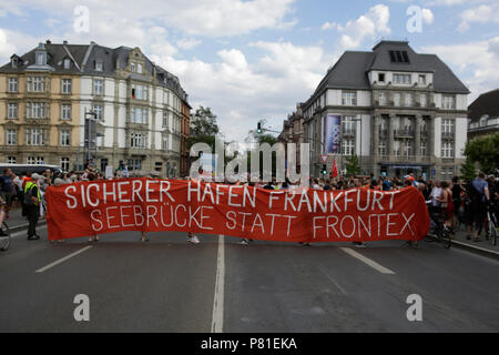 Francfort, Allemagne. 07Th Juillet, 2018. Les manifestants portent une bannière qui se lit "safe haven Frankfurt - Seebrucke (Mer pont) au lieu de FRONTEX' par Francfort. Environ 800 manifestants ont défilé à Francfort pour protester contre la politique du gouvernement allemand et l'Union européenne de fermeture des frontières et la prévention des opérations de secours en mer d'ONG, en fondant leurs navires à Malte, qui provoque les réfugiés à se noyer dans la Méditerranée. Ils ont appelé à la maire de Francfort à Francfort déclarer un refuge pour les réfugiés de la ville de la Méditerranée. La manifestation s'inscrivait dans le cadre de l'échelle de l'Allemand ( Seebrucke Banque D'Images