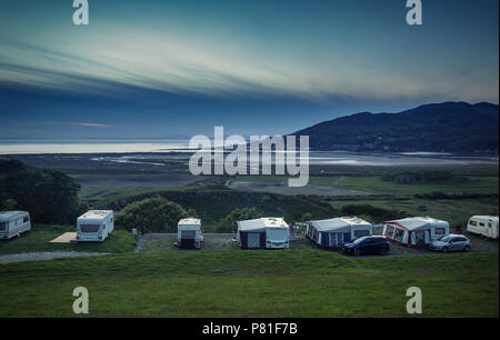 Garage mort au crépuscule, avec une vue panoramique sur la ville côtière de l'estuaire à Barmouth, Nord du Pays de Galles, Royaume-Uni Banque D'Images